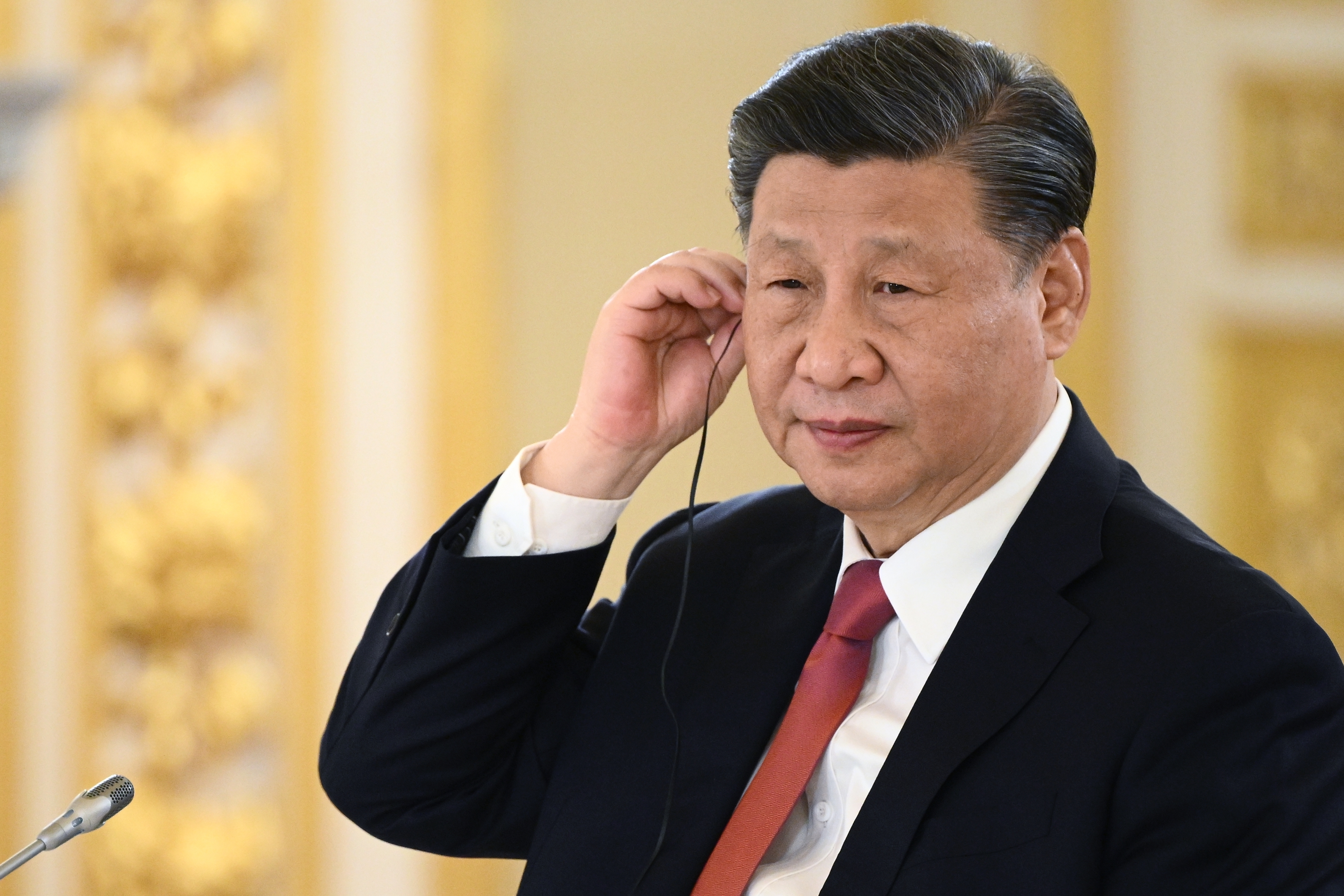 China îşi stabileşte un obiectiv "ambiţios" de creştere de 5% şi semnalează riscurile pentru economie. Premierul Li Qiang promite să rezolve criza imobiliară, datoria locală ridicată şi deflaţia persistentă