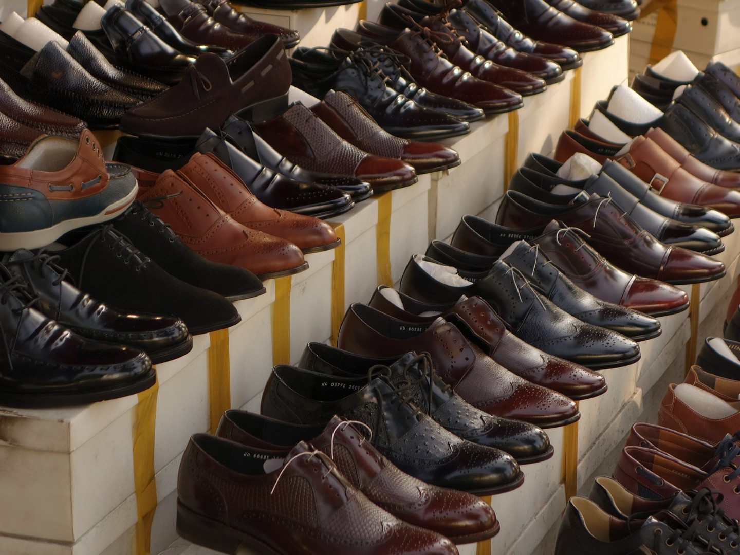 Românii au cheltuit 1,2 mld. euro pe pantofi anul trecut, piaţa crescând cu 8,5%, susţinută de online. Pandemia a întrerupt brusc trendul ascendent, iar cifrele pentru 2020 sunt incerte