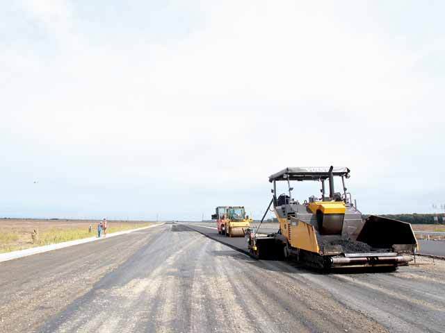 Chinezii, austriecii şi francezii se bat pentru construcţia în concesiune a autostrăzii de 1,7 mld. euro Craiova-Piteşti
