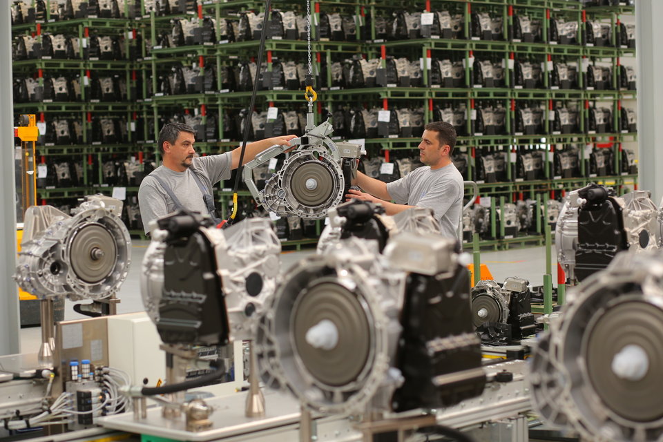 Daimler a creat 500 de locuri de muncă în fabrica din Sebeş, dar nu a solicitat până acum plata ajutorului de stat semnat în vara lui 2013