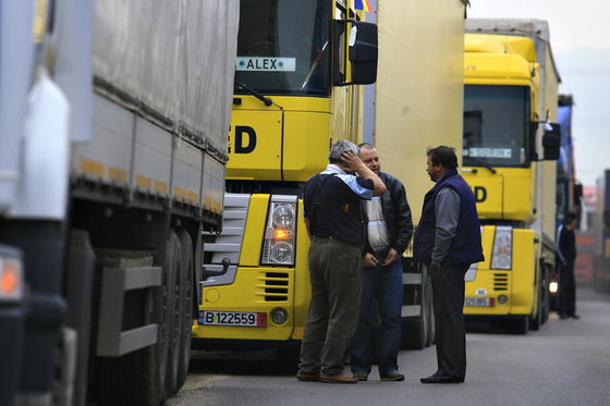 Transportatorii români afirmă că sunt scoşi pe nedrept din piaţa UE