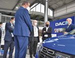 Luca de Meo, noul şef al Renault, a făcut prima vizită externă în România: Dacia este un miracol şi trebuie să înflorească ca un brand de sine stătător. Nimeni în industria auto nu poate face atât de mulţi bani la acel nivel al pieţei