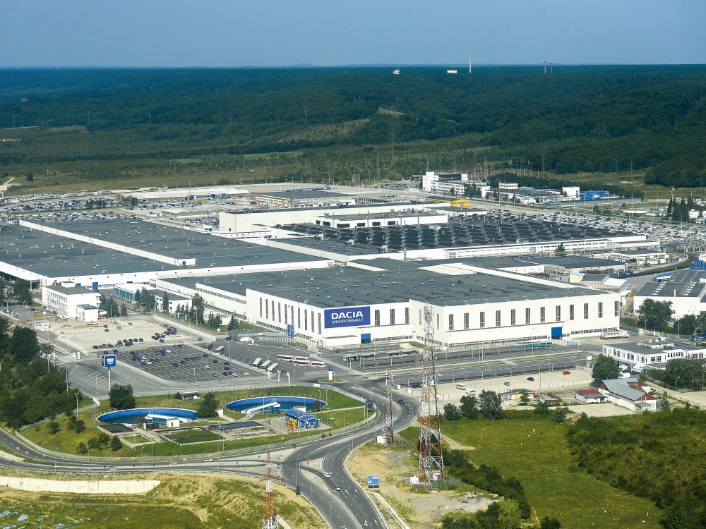 Ford şi Dacia apasă pedala de acceleraţie: Uzina de la Mioveni începe să producă şi sâmbăta, iar americanii revin la trei schimburi şi în uzina de motoare