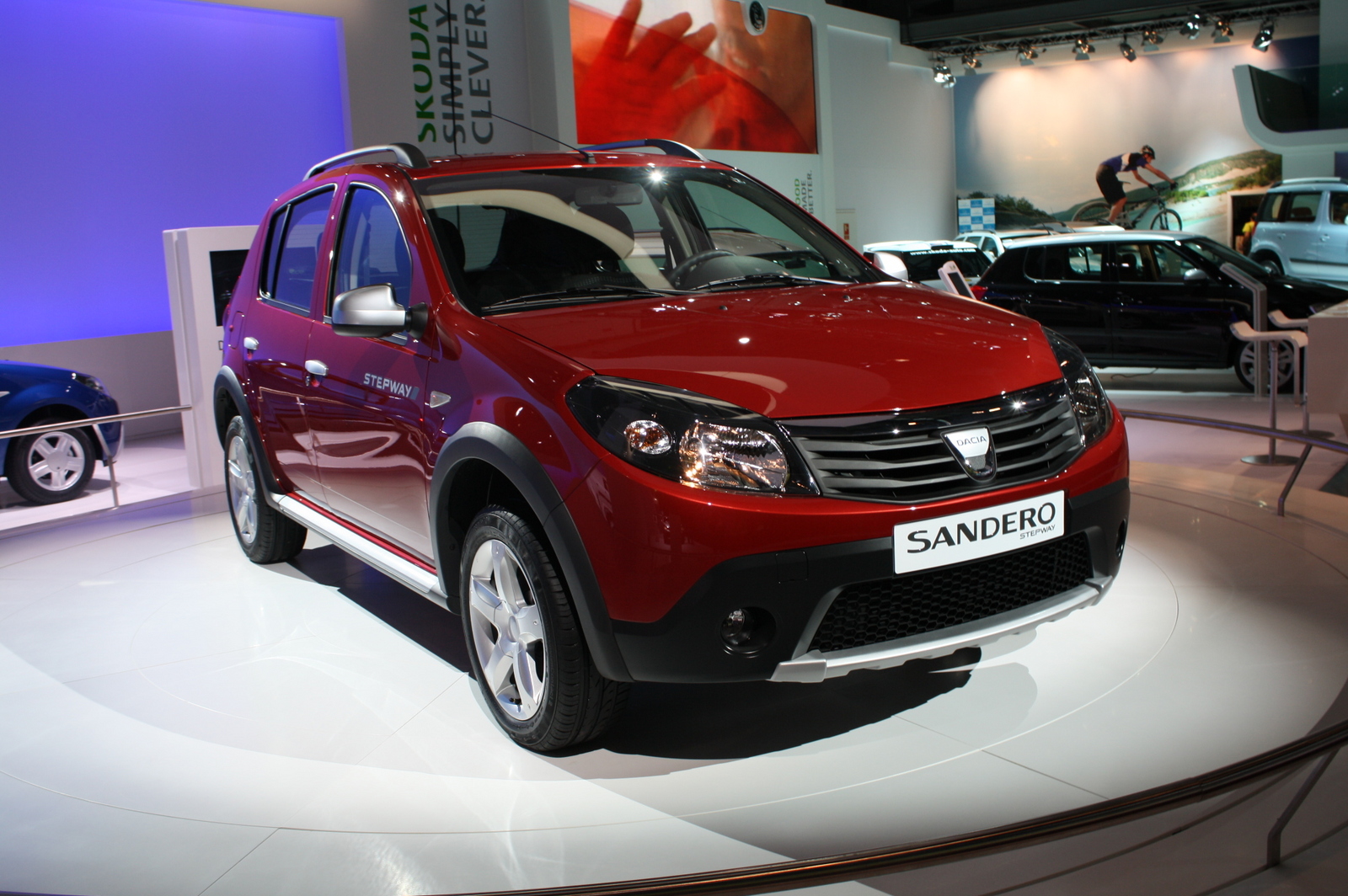 Dacia începe primele livrări ale noilor Sandero şi Logan în decembrie. Un Sandero Stepway cu transmisie automată sare de 14.000 de euro