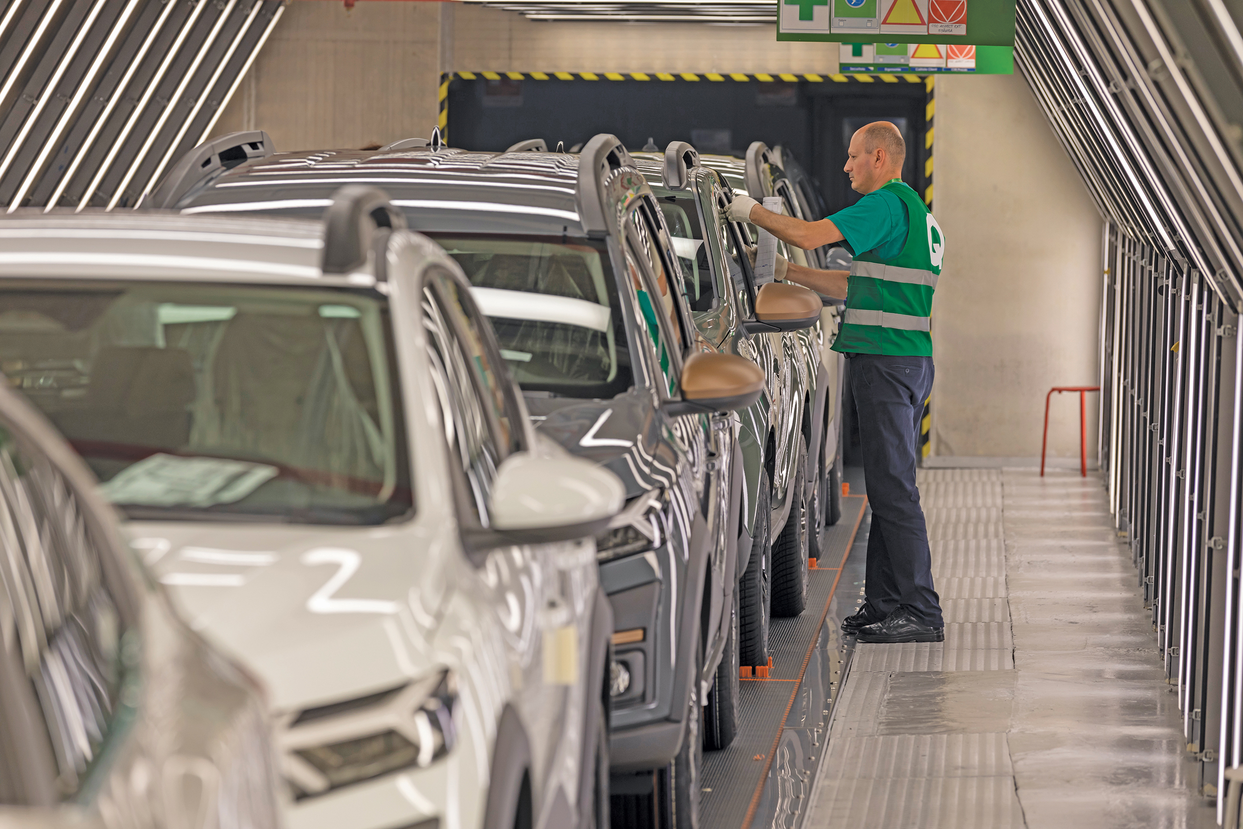 Reportaj ZF. Cum arată uzina Dacia de la Mioveni, locul unde „se naşte“ o maşină la 55 de secunde? „Producem zilnic 1.392 de vehicule, iar 87% din automobilele fabricate aici se îndreaptă către export”