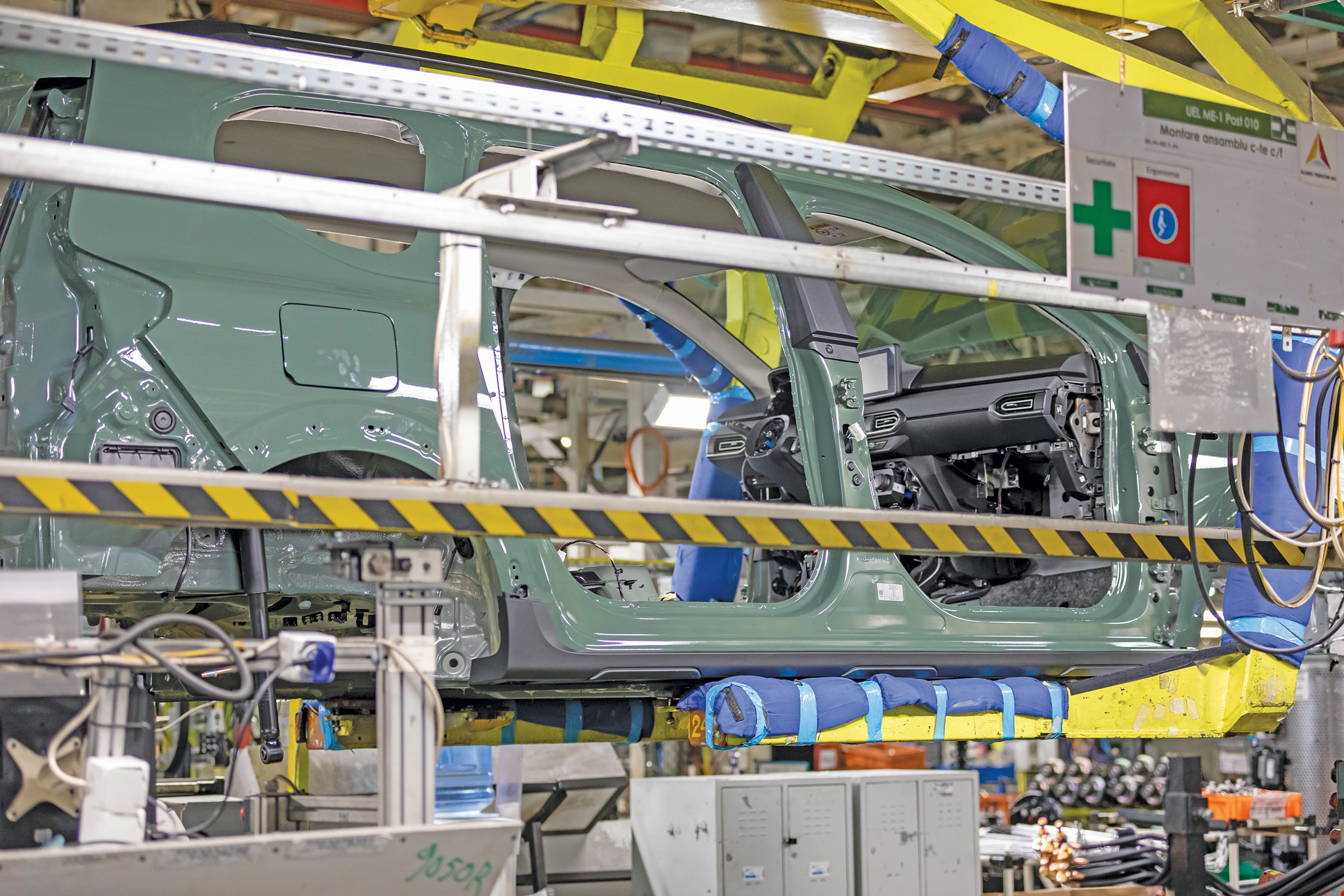 REPORTAJ de la uzina Dacia Mioveni: „Zilnic, producem 1.392 de maşini. Lucrăm pentru 172 de vehicule simultan”