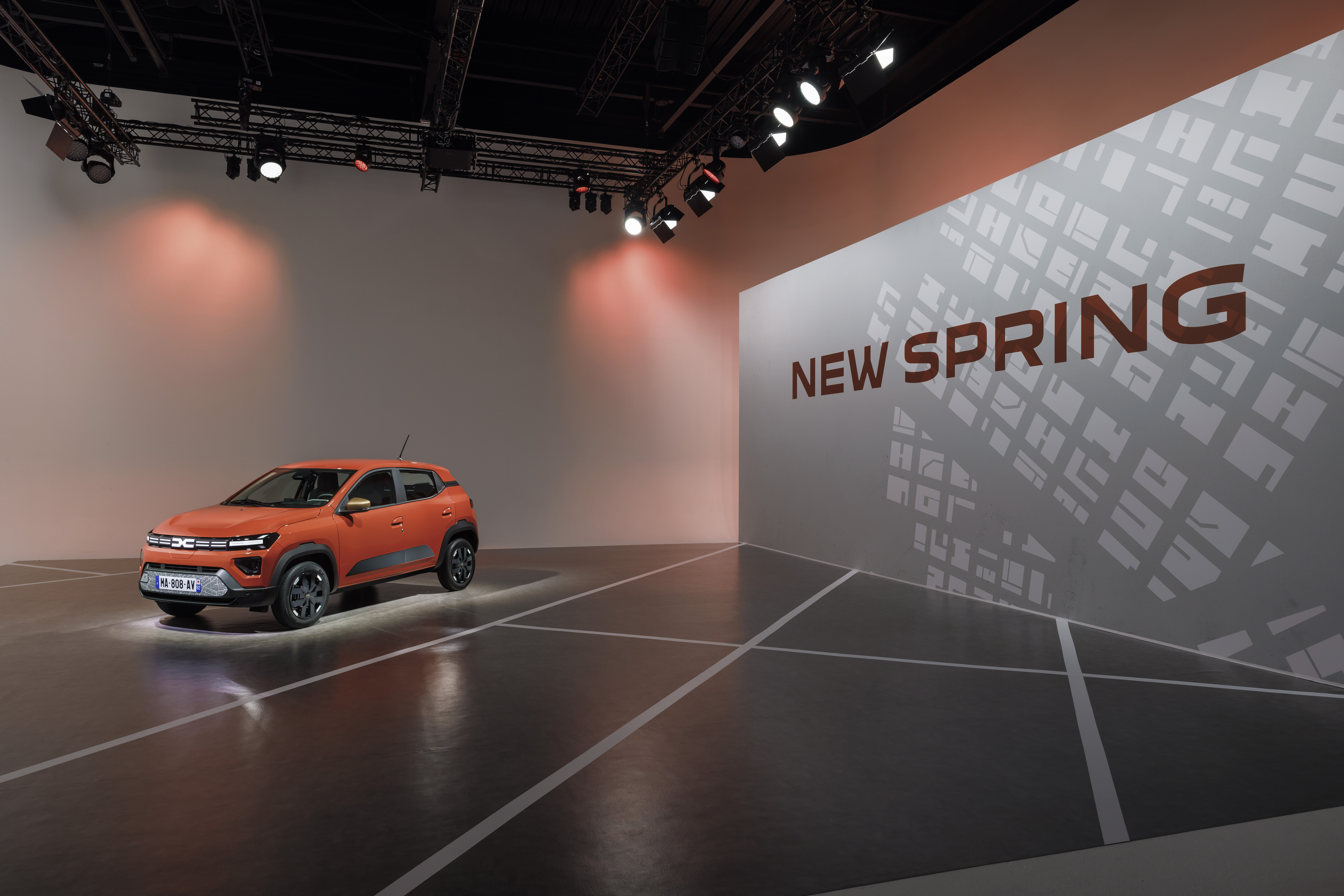 Dacia promite revoluţie de primăvară: Spring primeşte un facelift consistent, care include un interior nou dar şi cu posibilitatea de a transforma maşina într-un generator pe roţi
