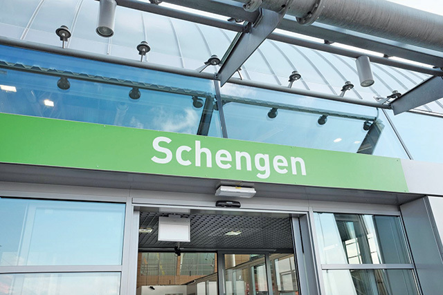 O lună de la intrarea în spaţiul Schengen pe cale aeriană: minutele câştigate prin lipsa controlului vamal, cel mai mare câştig. Estimare ZF: 1,5 milioane de pasageri au plecat spre state Schengen în aprilie