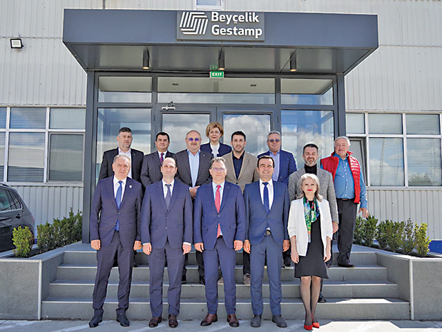 Pariul turcilor pe sud: Beyçelik Gestamp investeşte 45 mil. euro la Dîrmăneşti pentru a livra către Ford Otosan Craiova, care derulează alte investiţii de 490 mil. euro iar drumul dintre ei este construit şi de turcii de la Ozaltin
