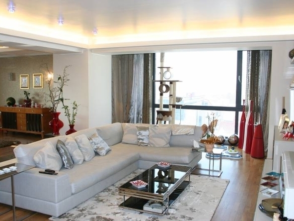 Cel mai scump penthouse la vânzare în Bucureşti costă 3,5 mil. euro, are 12 camere, saună şi jacuzzi