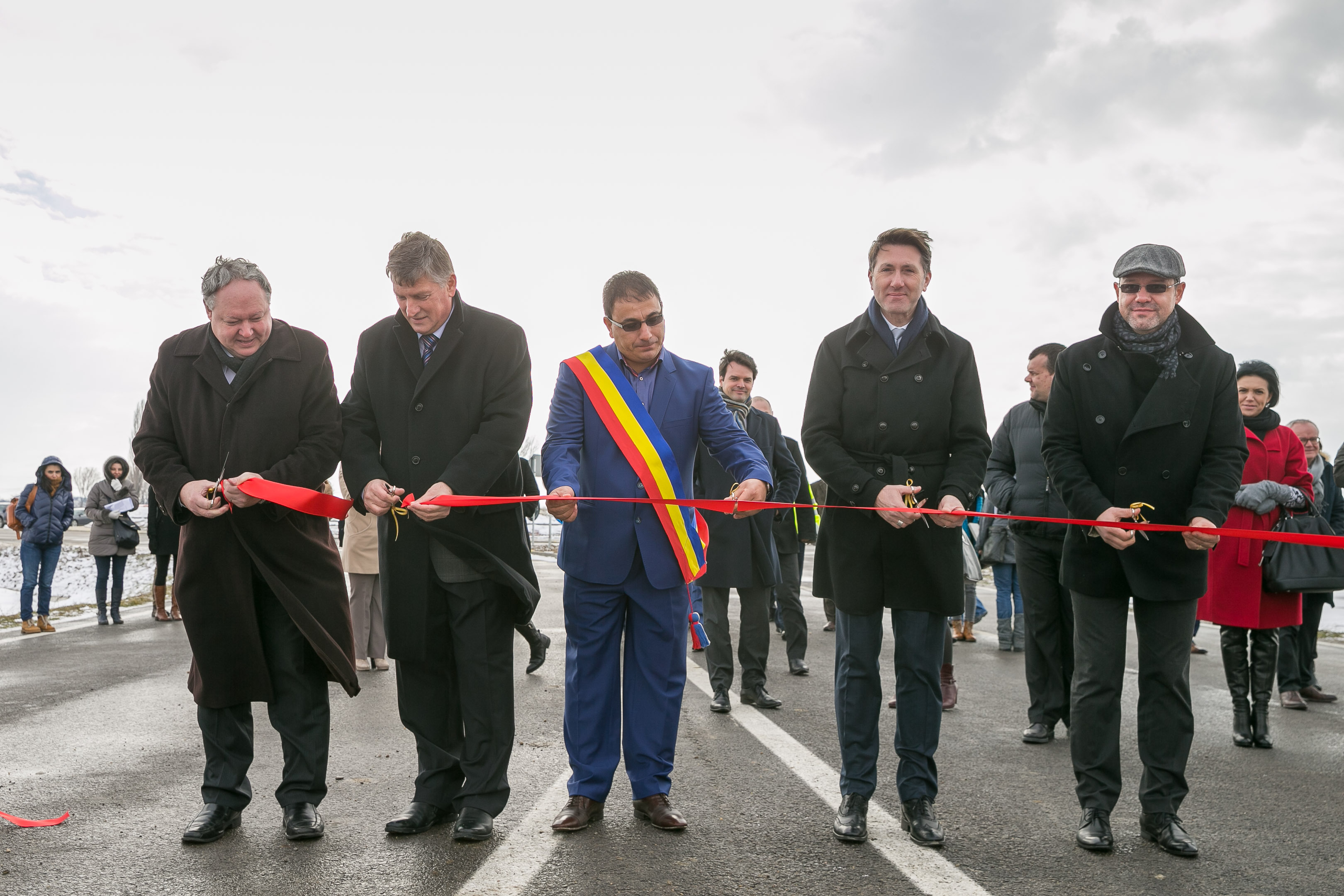 Doi primari, un prefect, un secretar de stat şi un deputat la inaugurarea unui drum privat de 4 kilometri lângă Bucureşti