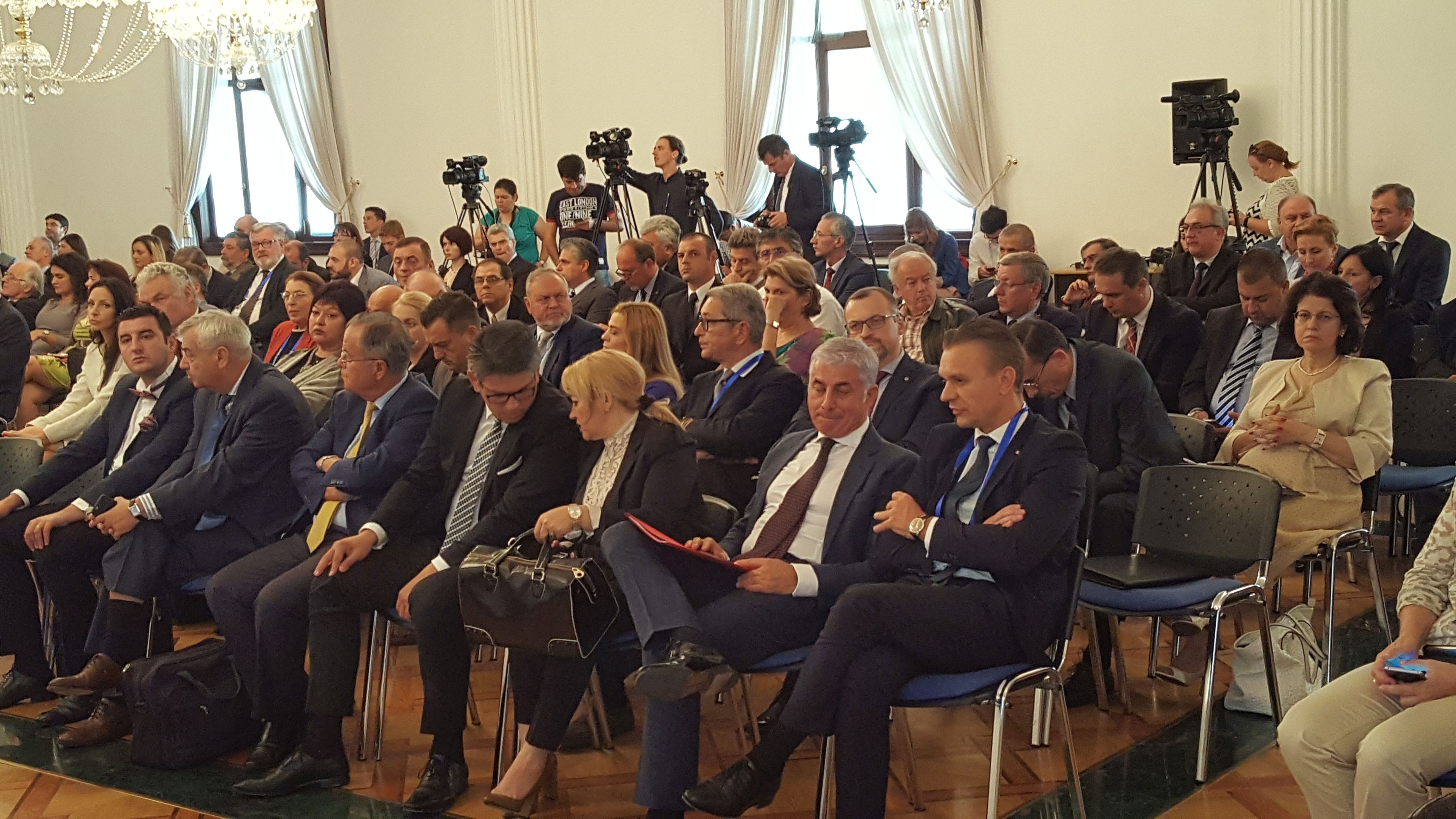 Câţi dintre ambasadorii României în străinătate prezenţi ieri la Reuniunea Diplomaţilor au auzit de familia Cotoi din Reghin, care face mobilă tapiţată şi exportă 20% din producţie? Nimeni. De asta suntem pe penultimul loc la PIB per capita în UE