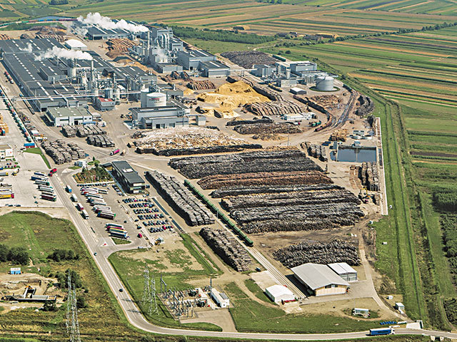 Egger a investit în 2021 peste 16 mil. euro în dezvoltarea fabricii de prelucrare a lemnului din Rădăuţi. Compania deţine pe piaţa locală un birou de vânzări la Bucureşti, o fabrică în Rădăuţi şi trei puncte de colectare a lemnului reciclabil