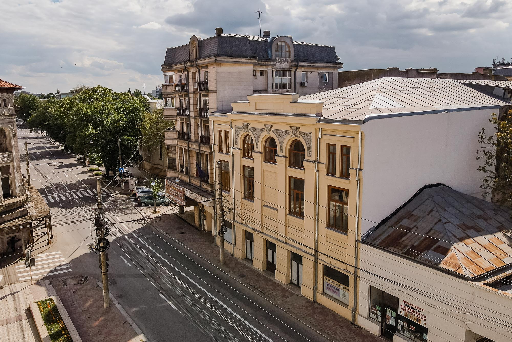 Fostul teatru Odeon din Galaţi, o clădire emblematică a oraşului, a fost scoasă la vânzare la preţul de 690.000 euro, licitaţia fiind organizată de Romania Sotheby’s International Realty