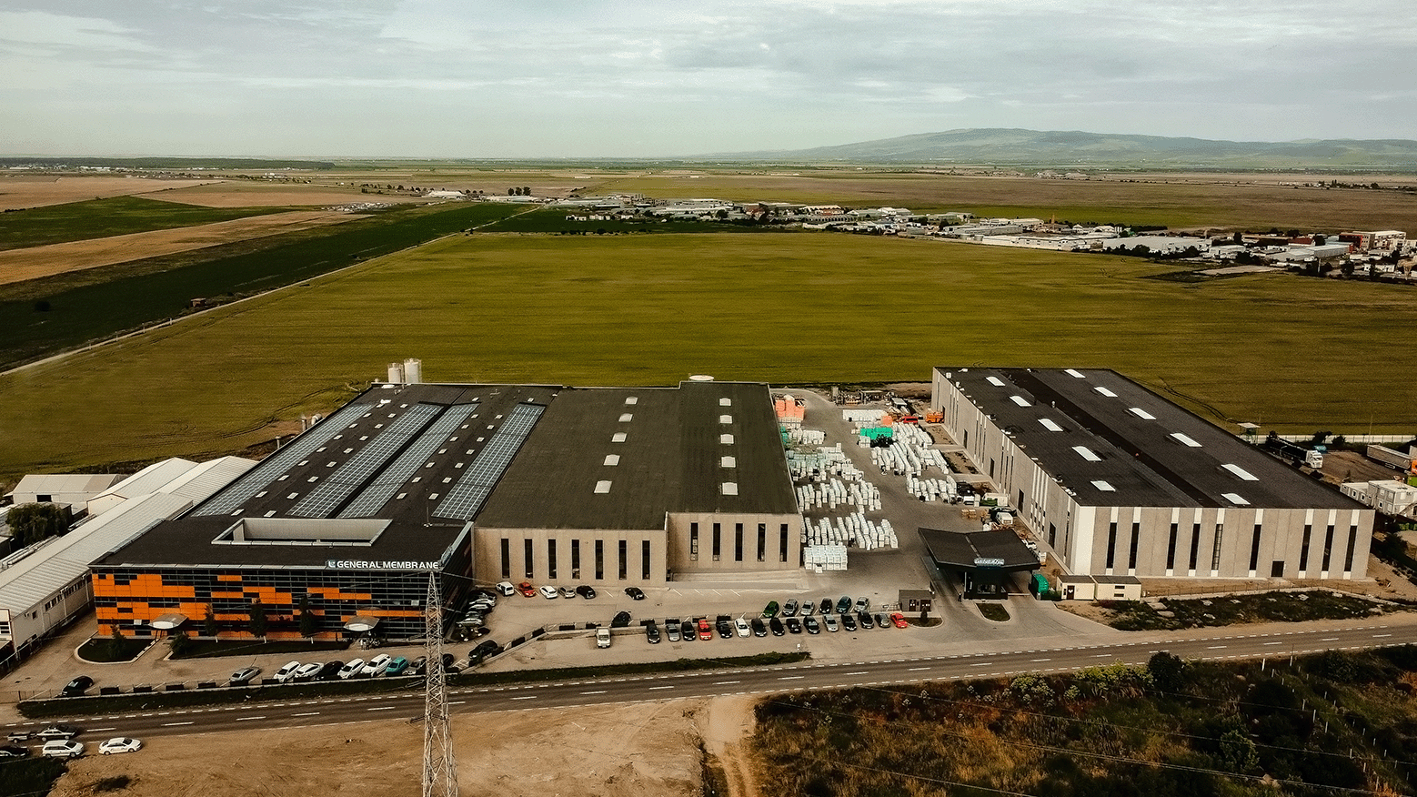 ING Bank România a acordat un credit de 2,6 milioane de euro companiei General Membrane, unul dintre cei mai mari producători din România de membrane bituminoase pentru industria construcţiilor, pentru construcţia unei noi hale de producţie  şi instalarea unui sistem fotovoltaic la fabrica de la Buzău