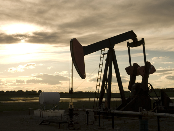 Un posibil semnal pentru o nouă scumpire a benzinei: producţia de petrol din SUA a putea scădea până la finele anului