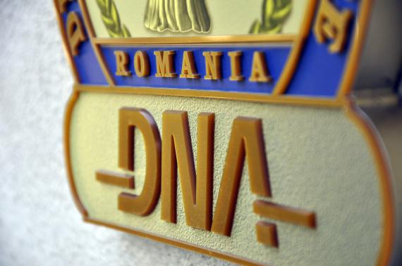 Directorul Sucursalei Târgu Mureş a Romgaz şi alte trei persoane din conducere, reţinuţi de DNA
