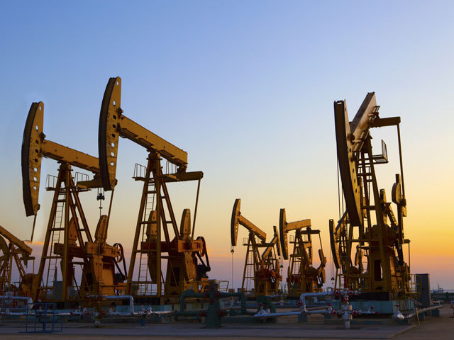 Arabia Saudită nu renunţă la cursul de schimb fix; Preţul petrolului îşi continuă creşterea