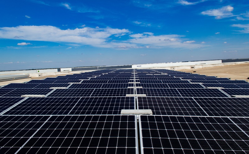 Compania de logistică KLG Europe Logistics a instalat 888 panouri fotovoltaice pe depozitul din Bolintin Deal, judeţul Giurgiu, care vor acoperi aproximativ 40% din energia consumată anual