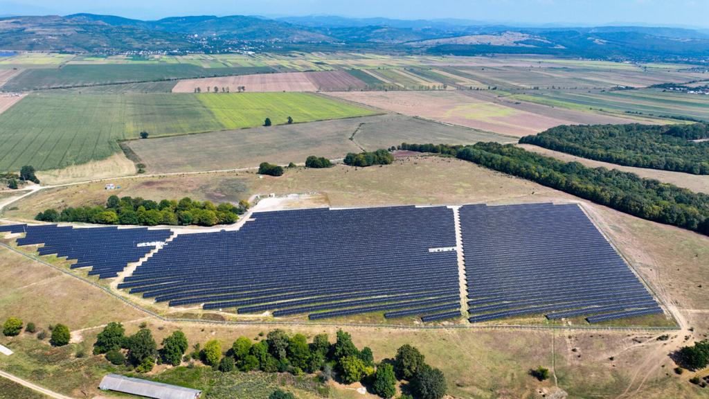 Compania Solar Green Capital, fondată de Dan Constantin şi Kevin Armenean, a finalizat lucrările la un parc fotovoltaic de 12 MW în Bălţeşti, Prahova, în urma unei investitii de 10 milioane euro