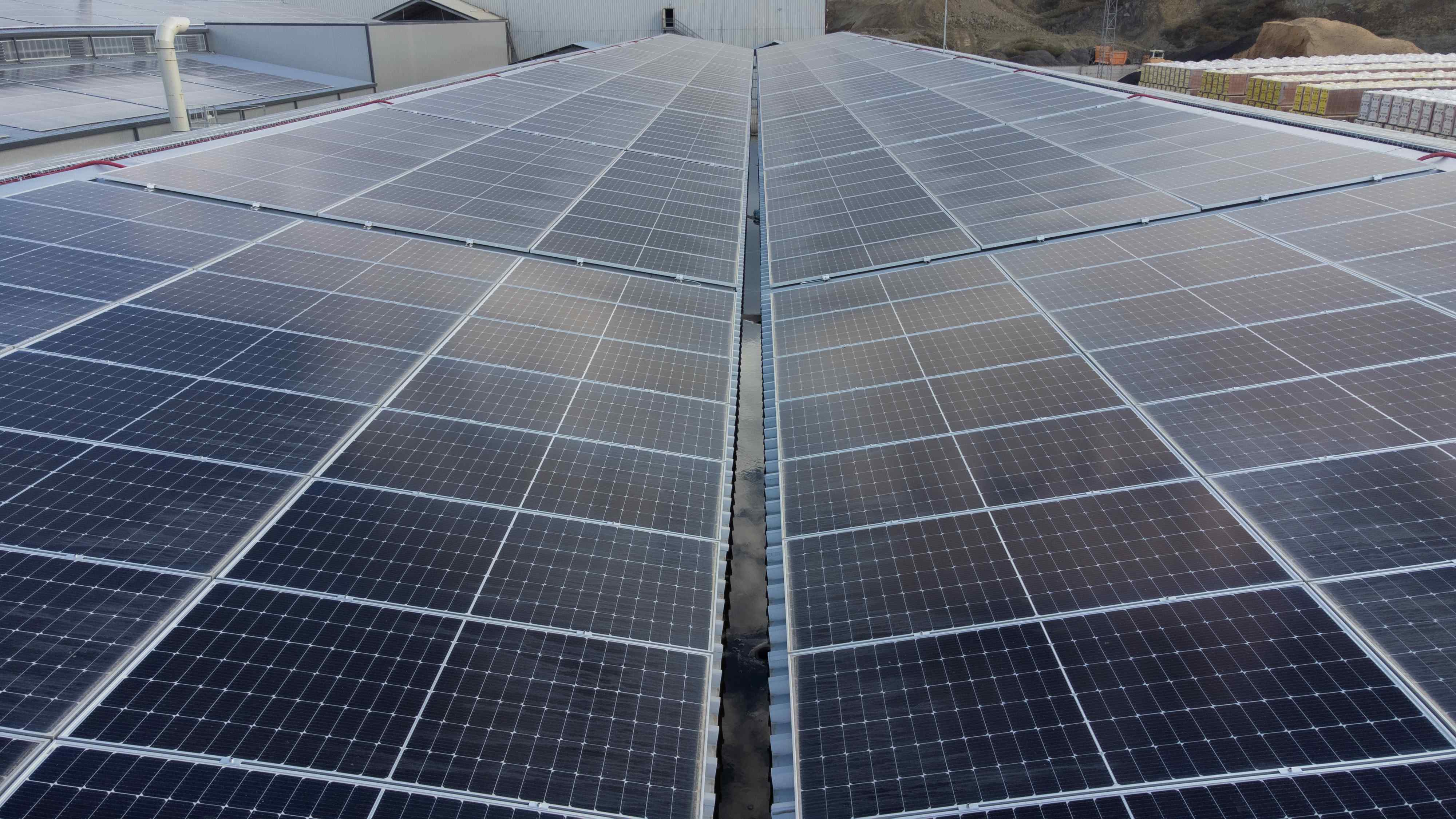 E.ON finalizează construcţia unei centrale fotovoltaice pentru producătorul de cărămizi Cemacon, după o investiţie de 850.000 de euro