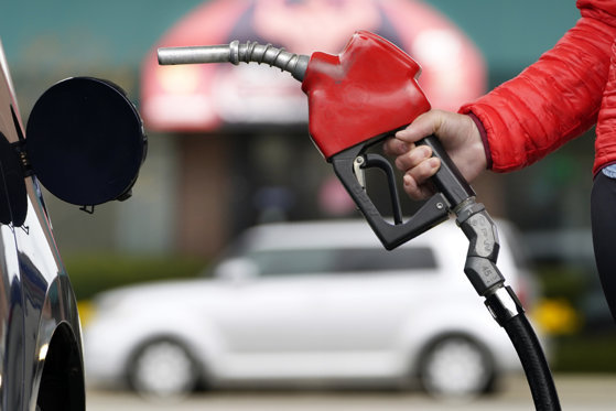 Motorină versus benzină – cine câştigă „războiul” carburanţilor în contextul actualelor scumpiri? Atenţie, şoferi: Cum se poate afla unde este cel mai mic preţ la carburanţi