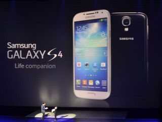 Samsung va lansa un o variantă a smartphone-ului Galaxy S4 rezistentă la apă şi praf