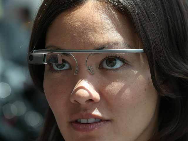 Congresmenii întreabă Google dacă s-a gândit la intimitatea celor priviţi prin ochelarii computerizaţi