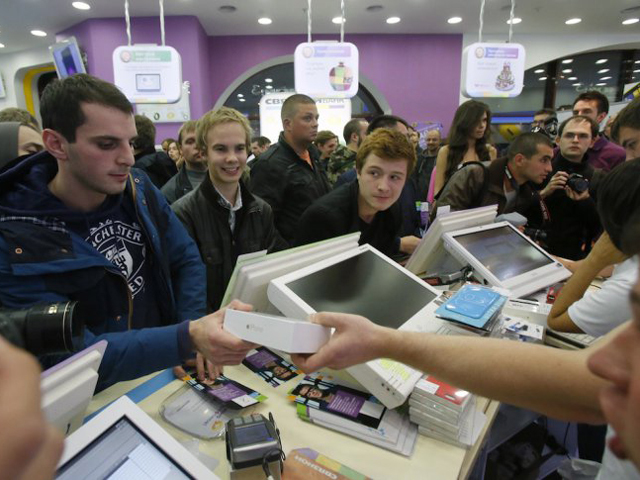 iPhone-urile şi automobilele se vând ca pâinea caldă în Rusia