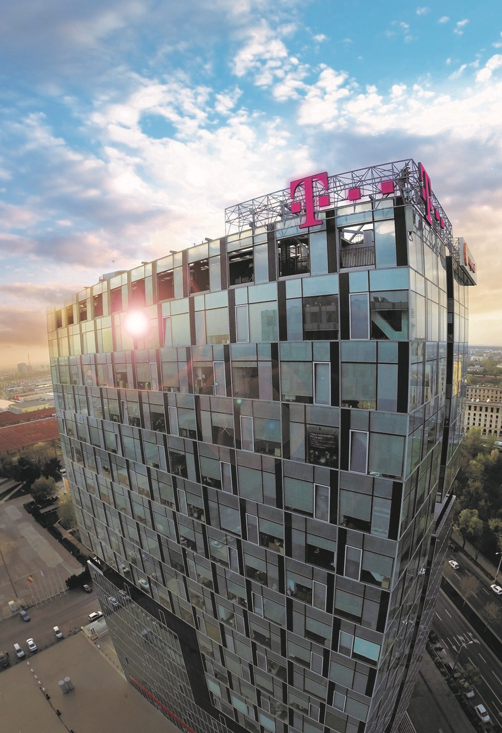 Grupul Telekom România stă încă 5 ani în proiectul City Gate din Piaţa Presei. Contractul de preînchiriere cu Papalekas pentru Globalworth Campus, sub semnul întrebării