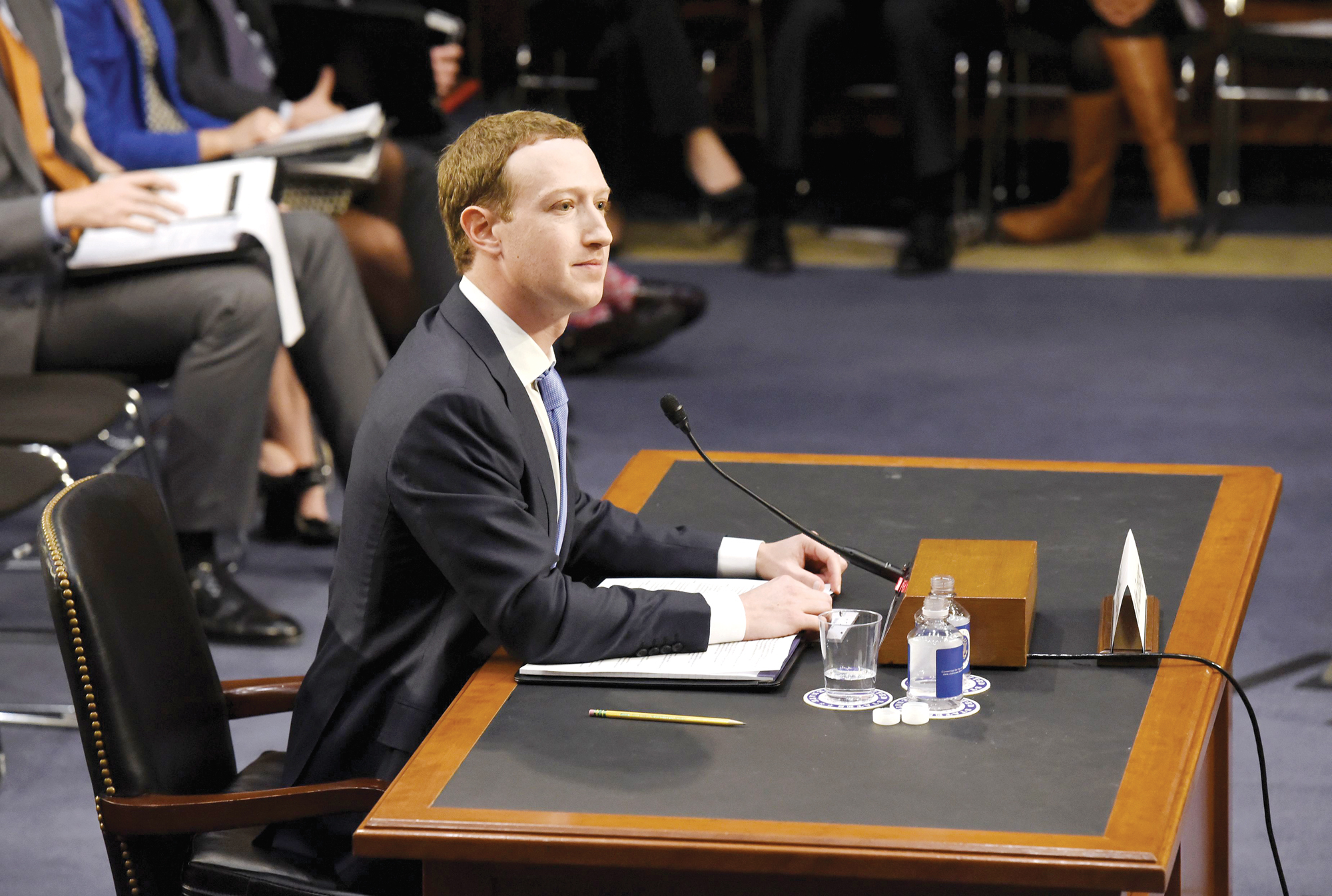 Întrebarea despre dreptul la privacy care l-a făcut să roşească pe Mark Zuckerberg: „Vreţi să ne spuneţi la ce hotel aţi dormit?“ Cum a evitat şeful Facebook întrebările senatorilor americani: Vă caută oamenii mei mai târziu