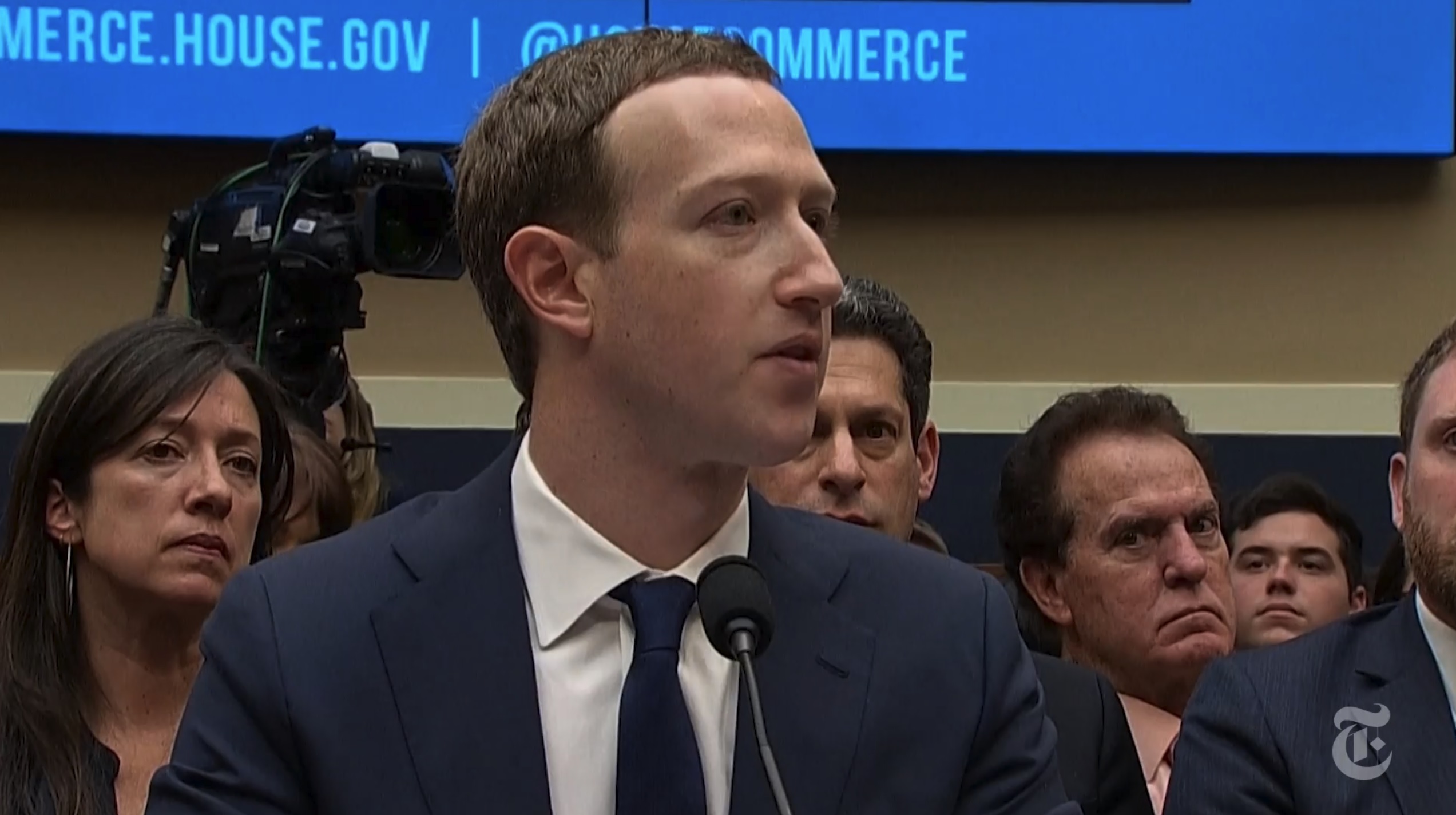 Zuckerberg admite că Facebook colectează date şi despre persoanele care nu folosesc reţeaua, şi le creează profile “fantomă”. Facem asta “pentru securitatea lor”, a spus miliardarul