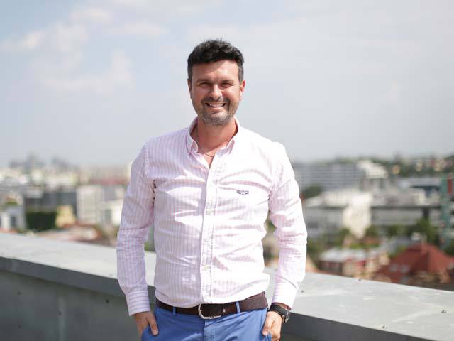 Iulian Maxim, Ajusto.ro: Anul acesta vrem să ne dublăm afacerile, la 300.000 euro.  În România oricine din jurul nostru a avut nevoie de o reparaţie sau o redecorare a locuinţei .Găsirea unui meşter bun care să îţi facă treaba nu este întotdeauna o experienţă plăcută