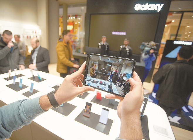 Samsung revine în România cu smartphone-ul de 9.500 lei al cărui ecran se îndoaie. „Vom investi în continuare în crearea de telefoane pliabile, care vor putea fi folosite în diverse feluri.“
