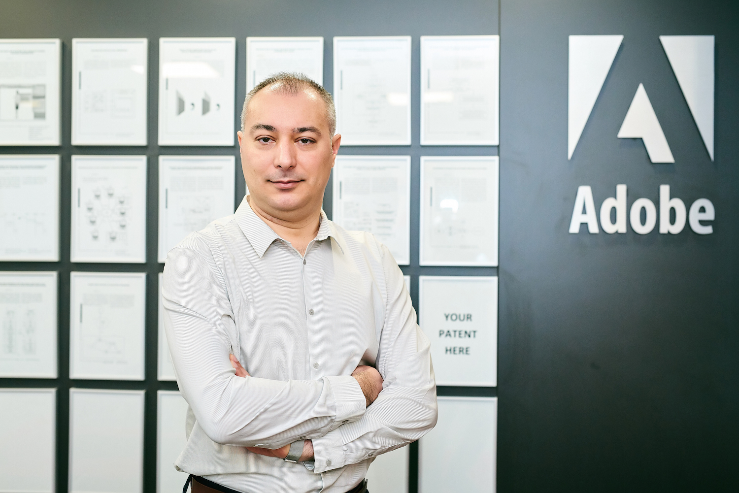 Gigantul american Adobe le dă celor 700 de angajaţi din România câte 250 dolari pentru a-şi lua echipamente pentru acasă