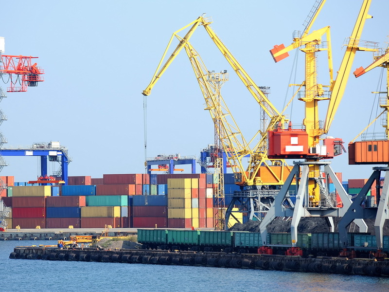 Deficitul comerţului internaţional cu bunuri şi servicii a crescut în T1 2017. „Situaţia nu este încă alarmantă, pentru că gradul de acoperire a exporturilor prin importuri este bun.“