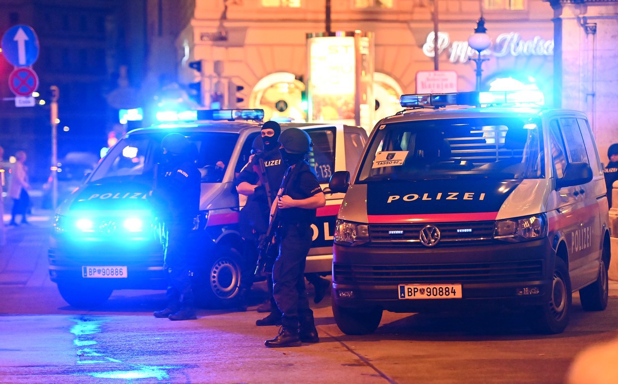 Lumea este în alertă: Atac terorist în centrul Vienei. Cel puţin patru persoane au murit şi alte 15 au fost împuşcate. Poliţia este mobilizată în toată ţara pentru a prinde teroriştii. Vienezilor li s-a cerut să rămână în case  