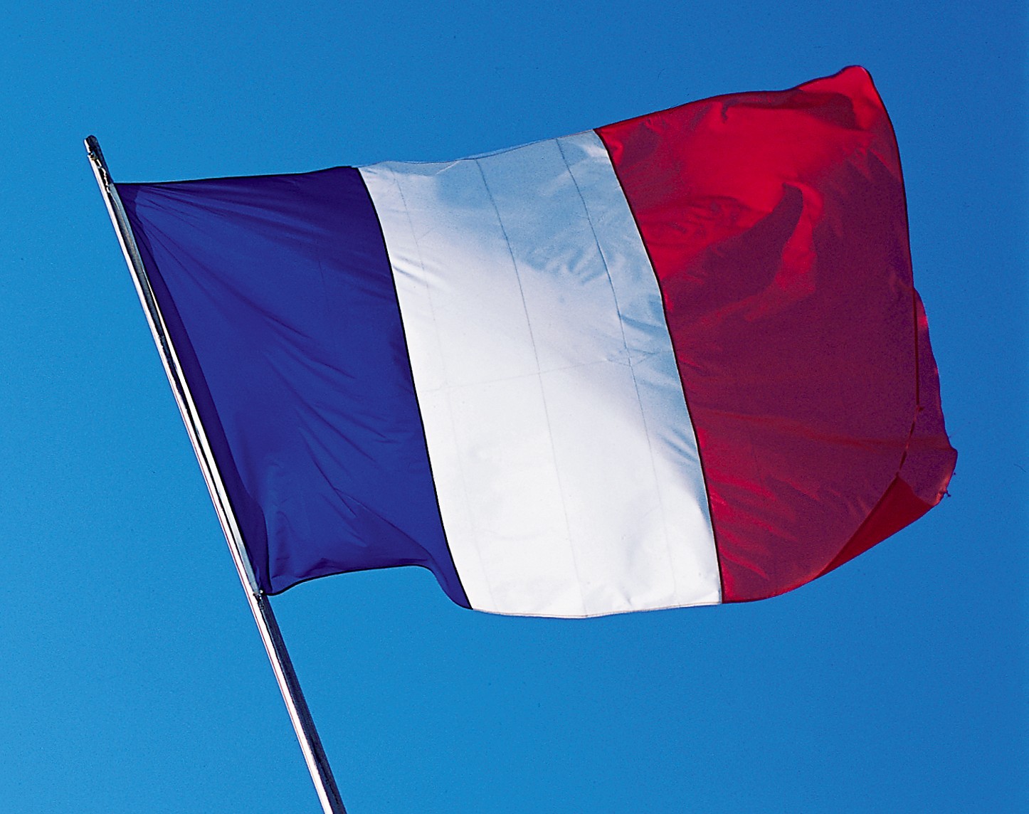 Cu finanţele sub presiune, Franţa plănuieşte să-şi încetinească reducerile de taxe