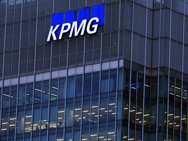 KPMG îşi reduce numărul de parteneri din UK la jumătate faţă de cel al rivalei PwC