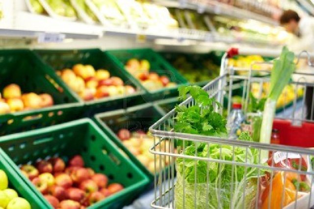 Proiect de lege: Hipermarketurile să acorde spaţii pentru produsele alimentare tradiţionale
