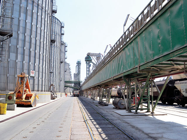 Giganţii din portul Constanţa îşi extind spaţiile de depozitare a cerealelor cu 600.000 tone