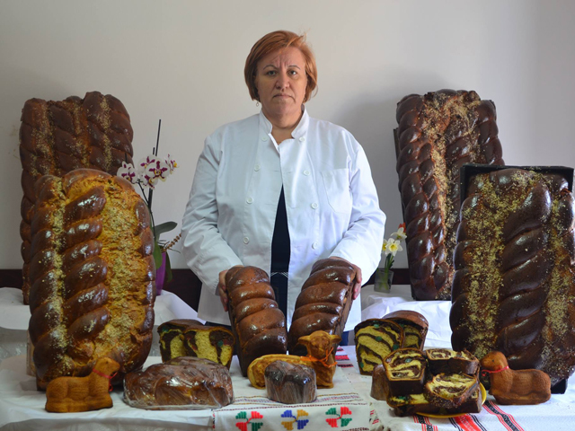 O familie din Botoşani vinde 500 de cozonaci pe zi în decembrie