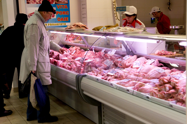 Producătorii de carne, în război cu retailerii. ACEBOP:„ Producătorii vând carnea de pasăre la 4-5 lei/kg, iar la raft cumpărătorul scoate aproape dublu din buzunar”