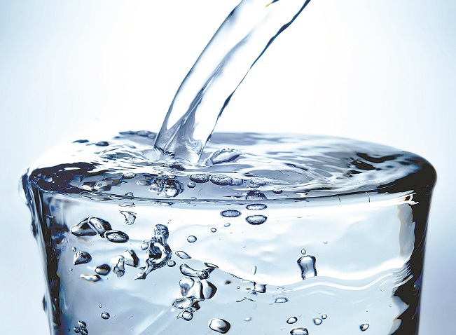 5 motive sa bei apă minerală carbogazoasă (PUBLICITATE)