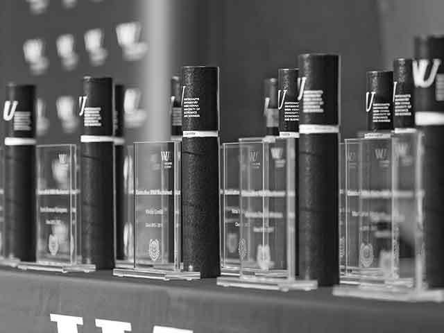 O piaţă care îşi pierde din aromă. Vânzările de parfumuri sunt aşteptate să scadă cu 14% în 2020 pe fondul pandemiei după mai mulţi ani pe plus.  Românii cheltuie anual aproape 1,5 mld. lei pe parfumuri