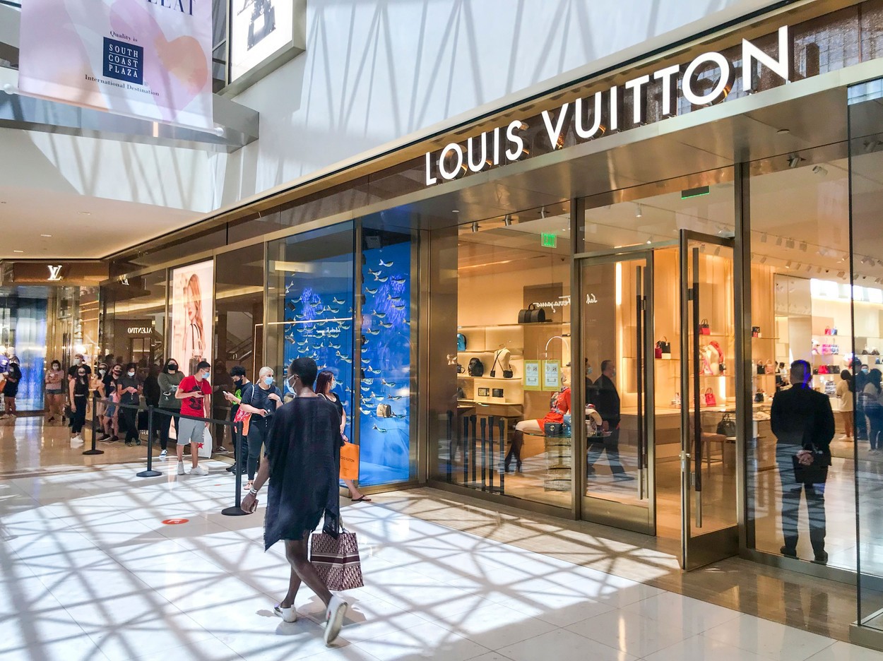 Fabricile din Sibiu ale Louis Vuitton şi-au dublat afacerile în ultimii doi  ani
