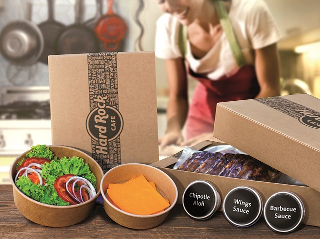 Cum se adaptează restaurantele în pandemie: Hard Rock Cafe lansează pachete cu mâncare semipreparată pentru gătit acasă