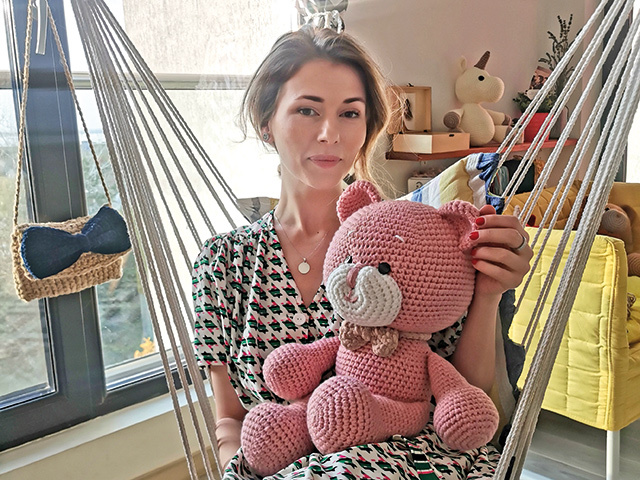 Sorana Cocheci, o tânără de 31 de ani, croşetează jucării pe care le vinde online cu 100 de euro bucata