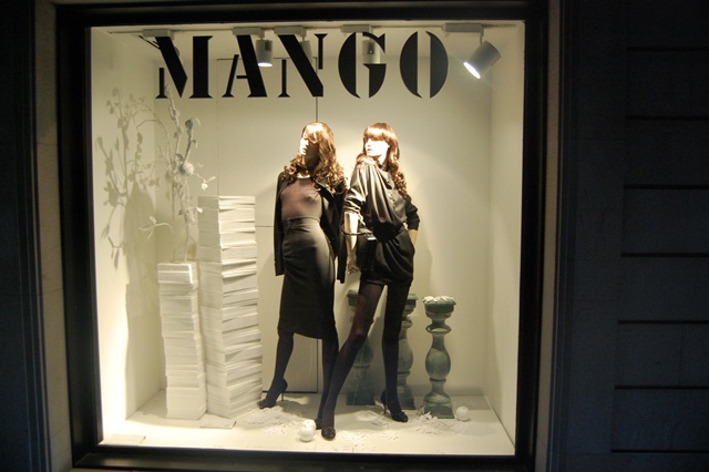 România, aproape invizibilă pe harta de producţie a Mango: brandul de modă are colaborări cu doar două fabrici locale, pe când la nivel mondial are 820 de parteneri. Mango este un brand de modă mass-market, poziţionat pe segmentul puţin peste medie, având preţuri similare cu Zara, un alt nume spaniol