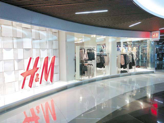 Pandemia nu ţine cont de notorietatea brandului. Vânzările H&M în România au scăzut cu 20% în 2020, singurul declin de la intrarea pe piaţă acum un deceniu
